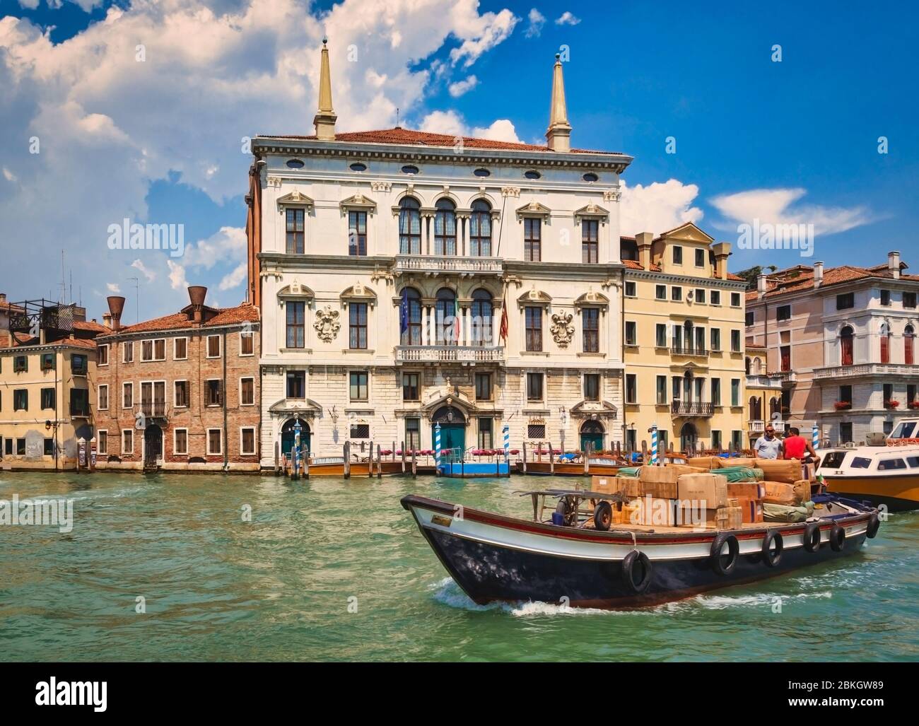 Venecia, Provincia de Venecia, Véneto, Italia. Barco que transporta mercancías en el Gran Canal. Foto de stock
