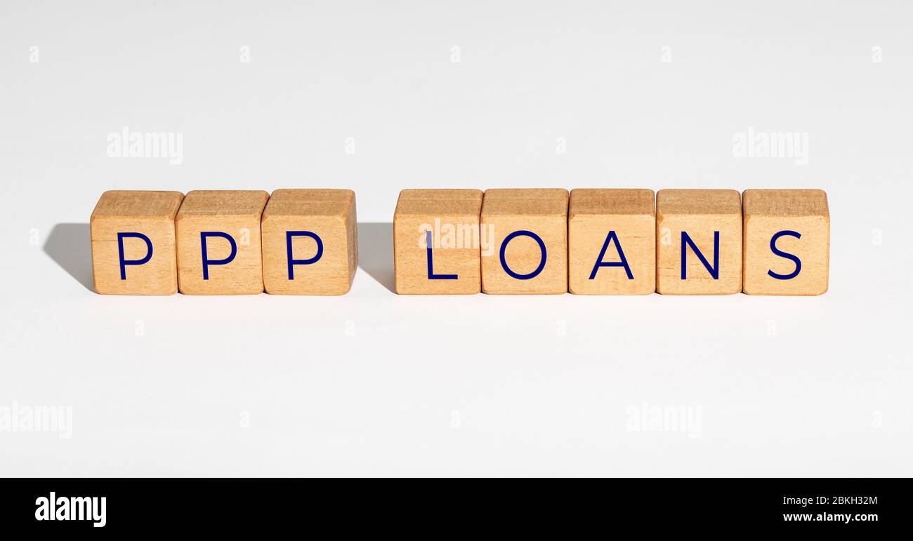 PPP concepto del Programa de Protección de Cheque de préstamos. Bloques de madera con texto sobre fondo blanco. Espacio de copia Foto de stock