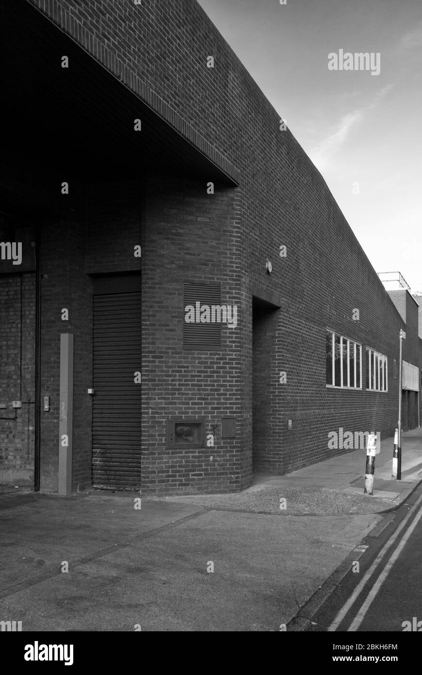 Detalle arquitectónico de ladrillo rojo Marks & Spencer TK botas Maxx