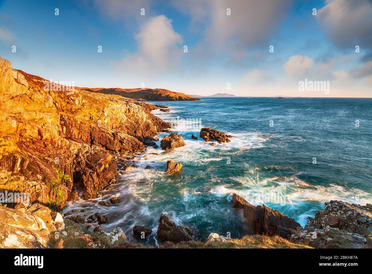 Escarpados acantilados y mares en Hushinish en la Isla de Harris en las Islas Occidentales de Escocia Foto de stock