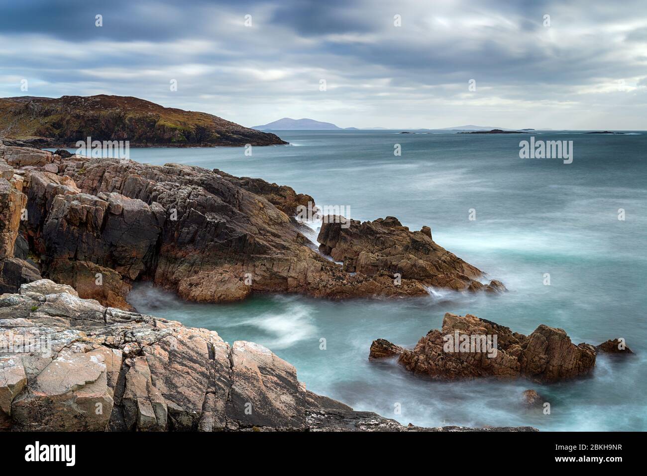 Una larga exposición de cielos moody y acantilados escarpados en Hushinish en la Isla de Harris en las Islas Occidentales de Escocia Foto de stock