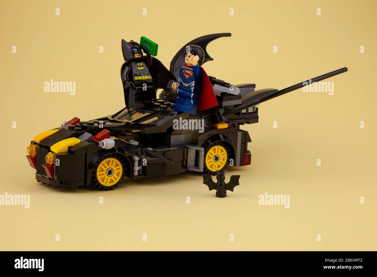 Ucrania, Kiev - 6 de abril de 2020: minijuegos lego. Batman y Superman.  Diseñador infantil con superhéroes. Fondo amarillo con lugar para texto  Fotografía de stock - Alamy