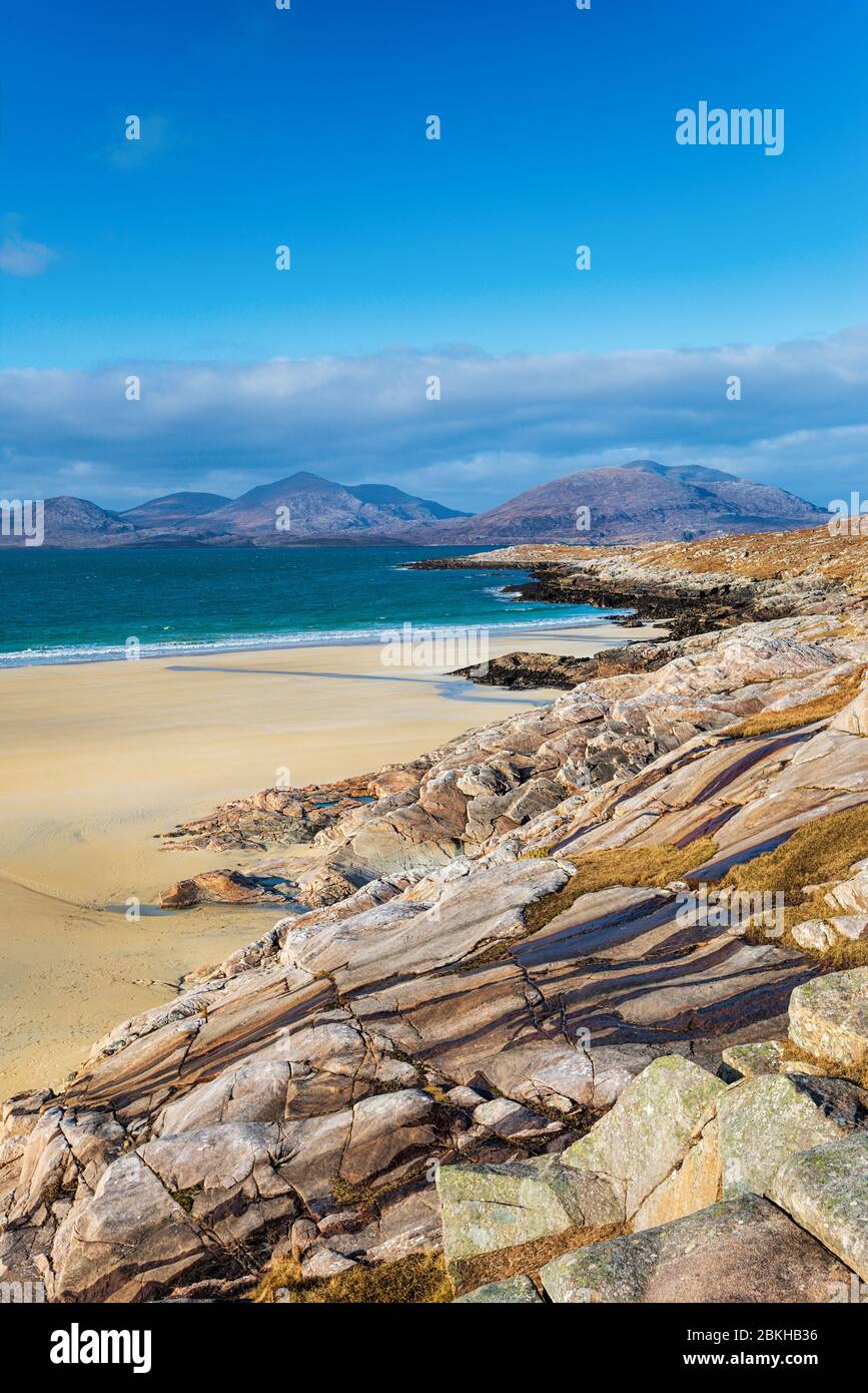 Cielos azules sobre la playa de Traigh Rosamol en Luskentire, en la isla de Harris, en las islas occidentales de Escocia Foto de stock