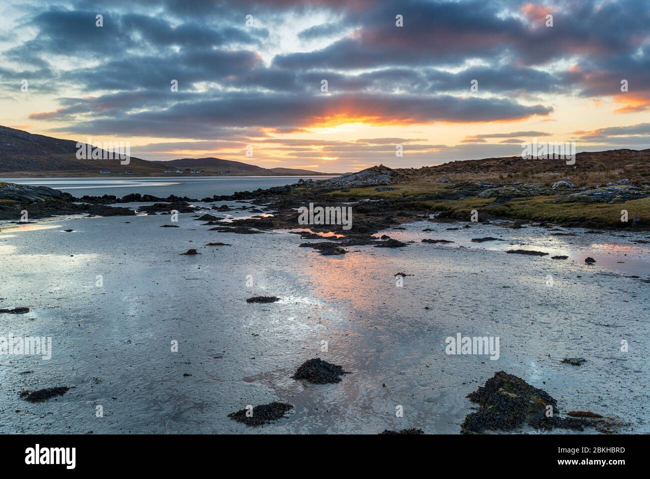 Puesta de sol en la playa Luskentire en la isla de Harris en las islas occidentales de Escocia Foto de stock