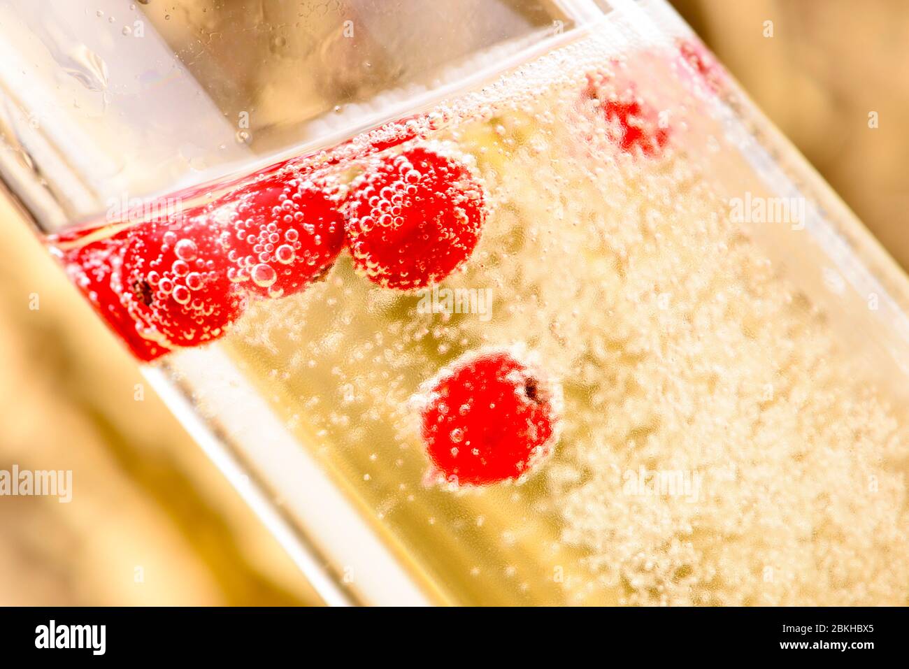 frutas rojas en champán espumoso Foto de stock