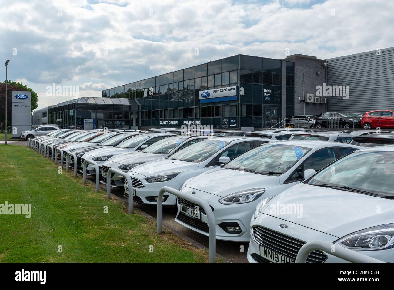 Piense en los coches de los concesionarios de coches Ford y la sala de exposición en Farnborough, Hampshire, Reino Unido Foto de stock