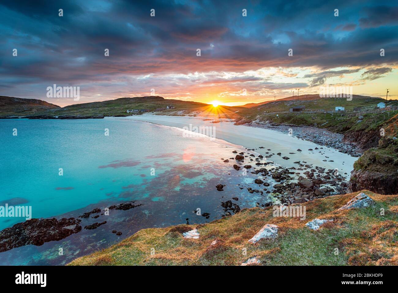 Puesta de sol sobre la playa en Hushinish en la Isla de Harris en las Hébridas Exteriores de Escocia Foto de stock