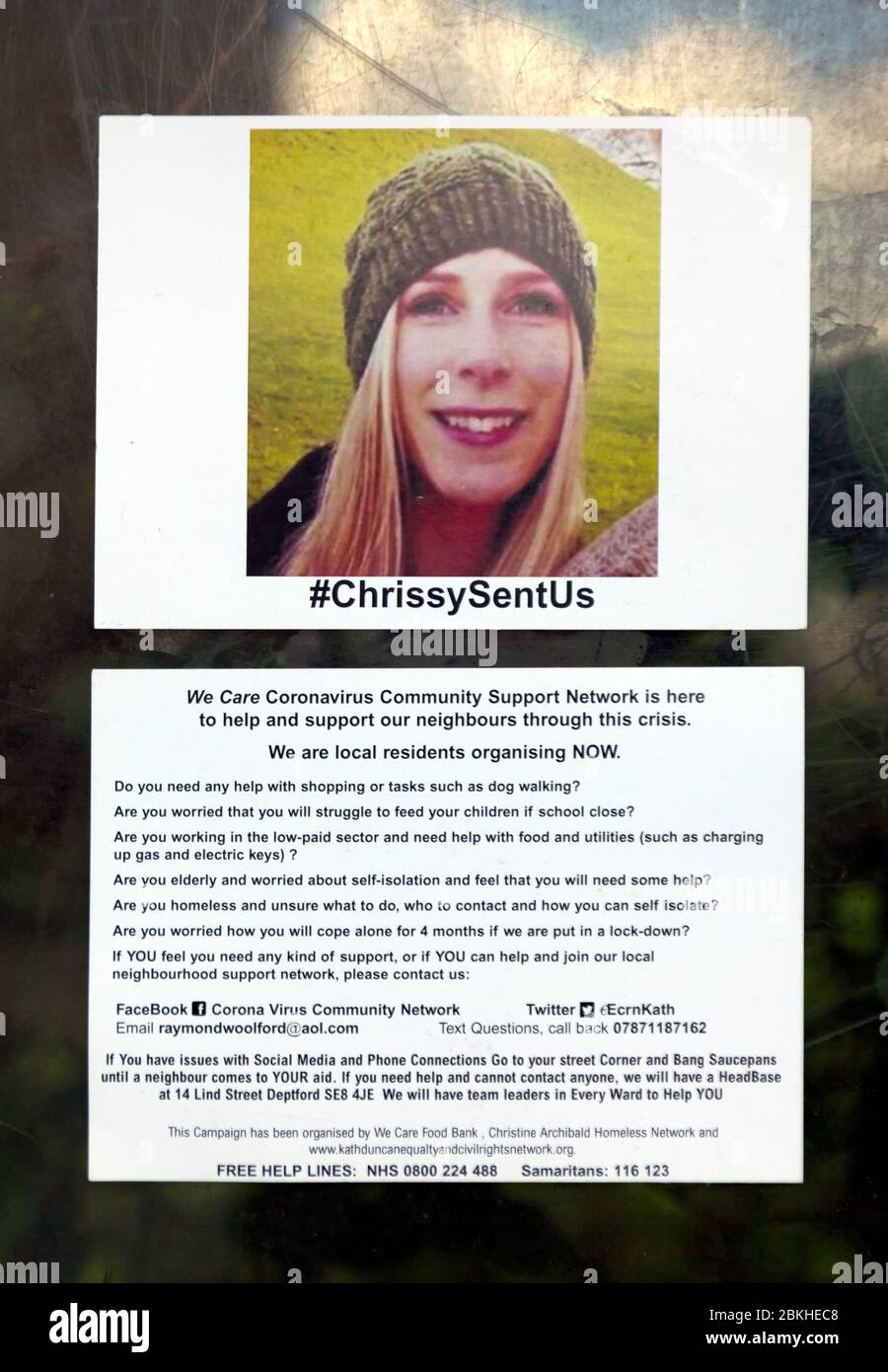 Póster en el Centro Comunitario de St Mary, Ladywell Rd, Lewisham, anunciando '#ChrissySentUS', una red de apoyo Comunitario Coronavirus, para ayudar a las personas vulnerables durante la pandemia de COVID-19 Foto de stock