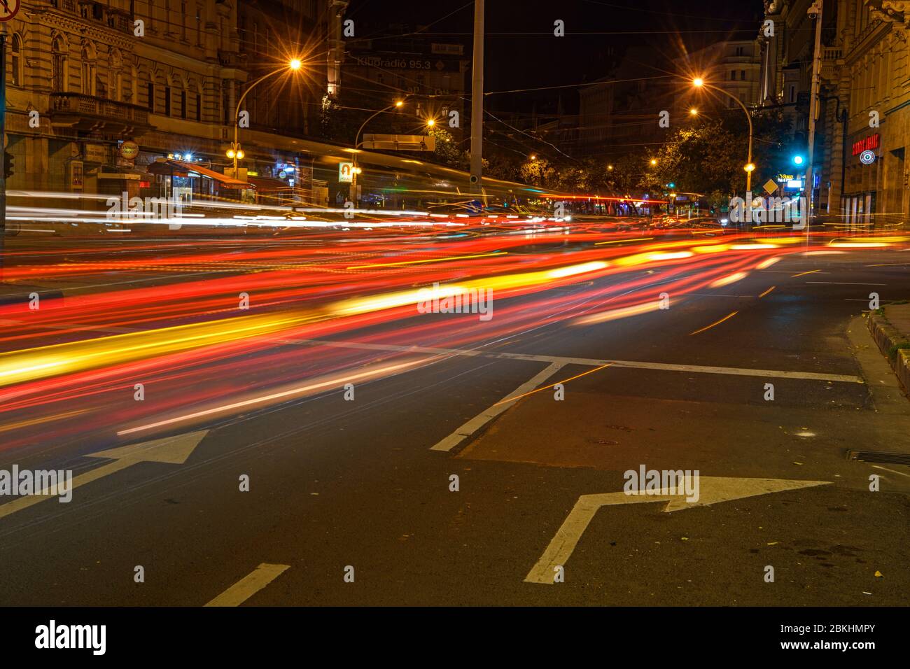 Centro de Budapest (Pest) - tráfico nocturno en Jozsef krt, Budapest, Hungría Central Foto de stock