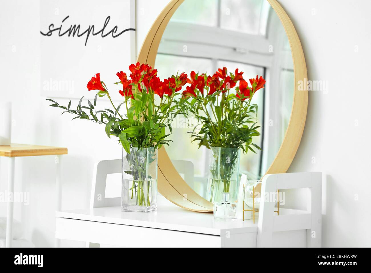 Jarrón elegante con decoración floral en el interior del baño Foto de stock