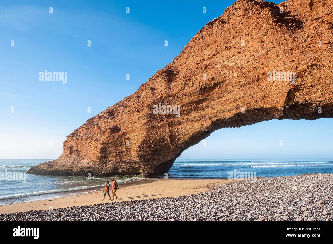 Marruecos, región de Guelmim-Oued Sustantivo, playa Sidi Ifni, arco natural Foto de stock