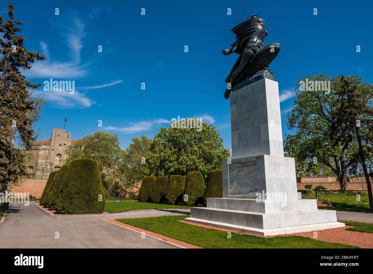 Serbia, Serbia central, Belgrado, monumento de reconocimiento a Francia se encuentra en el parque Kalemegdan con la fortaleza de Belgrado en el fondo Foto de stock