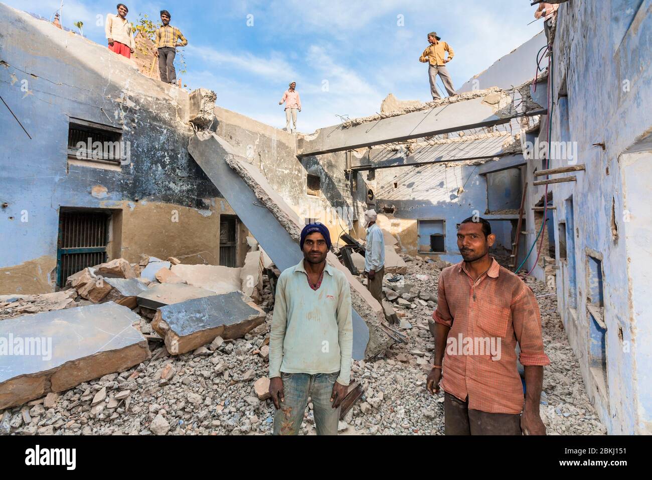 India, Estado de Gujarat, región de Kutch, ciudad de Bhuj, trabajadores en la construcción colapsada después de un terremoto Foto de stock