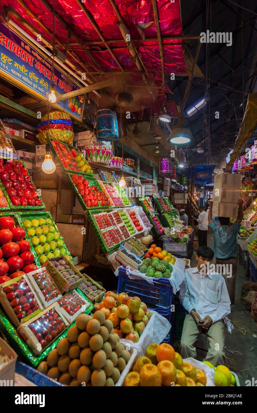 India, Estado de Maharashtra, Bombay, también llamado Mumbay, Mahatma Jyotiba Phule mercado cubierto de Mandai, mercado de Crawford, vendedores de frutas y verduras Foto de stock