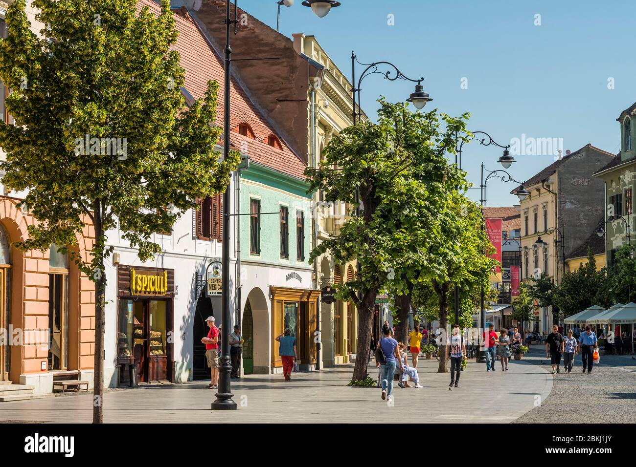 Rumania, Sibiu judet, Transilvania, Cárpatos, Sibiu, el casco antiguo, una calle comercial Foto de stock