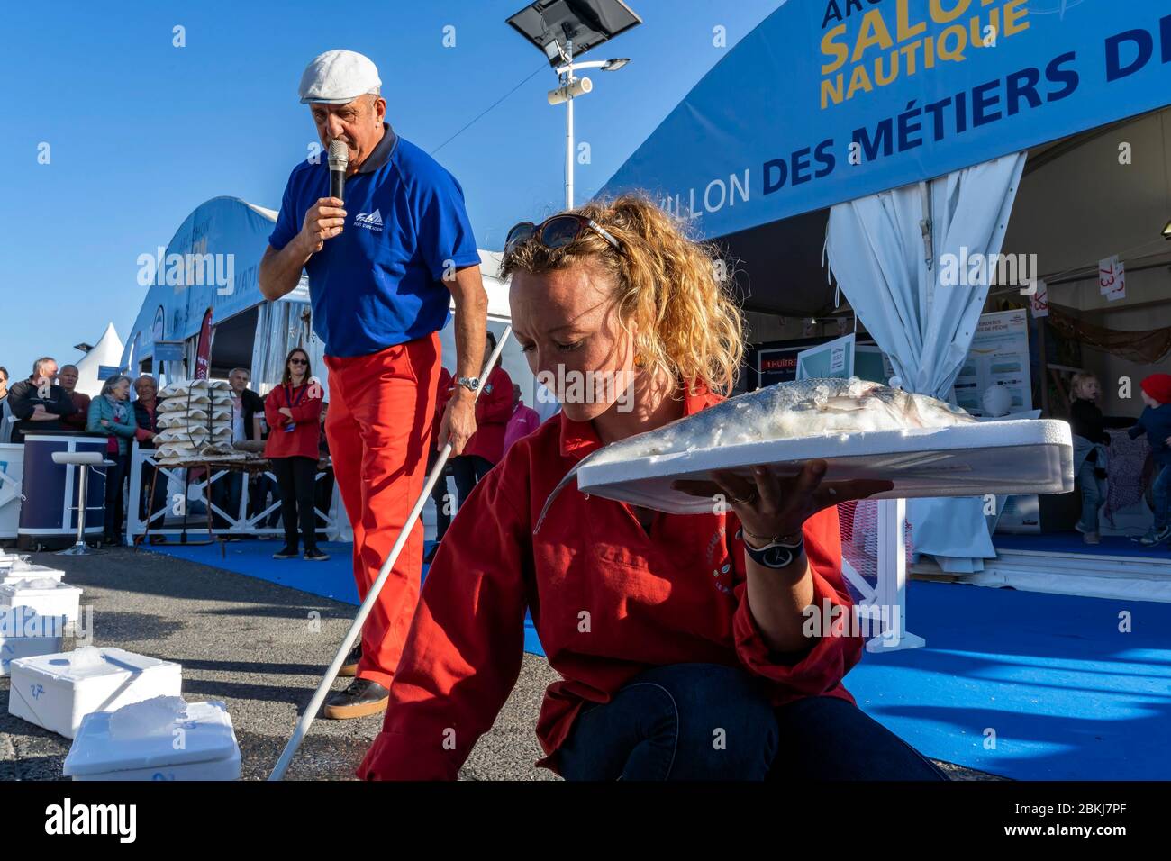 Francia, Gironde, Bassin d'Arcachon, Arcachon, puerto, espectáculo náutico de Arcachon, demostración de subasta de pescado Foto de stock