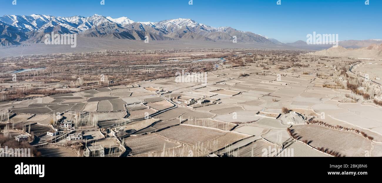 India, Jammu y Cachemira, Ladakh, vista panorámica del valle del Indo desde el monasterio Thiksey Gompa, altitud 3600 metros Foto de stock
