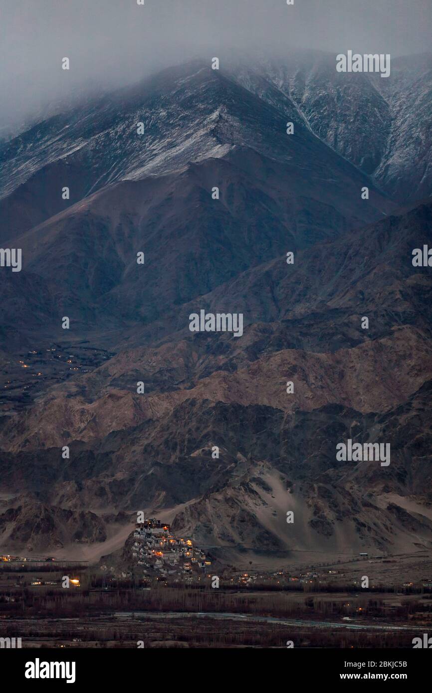 India, Jammu y Cachemira, Ladakh, Valle del Indo, vista nocturna del monasterio de Thiksey Gompa al pie de las montañas, desde el monasterio de Matho Gompa, altitud 3600 metros Foto de stock