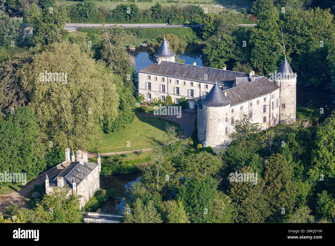 Francia, Deux Sevres, la Foret sur Sevre, el castillo en el río Sevre Nantaise (vista aérea) Foto de stock