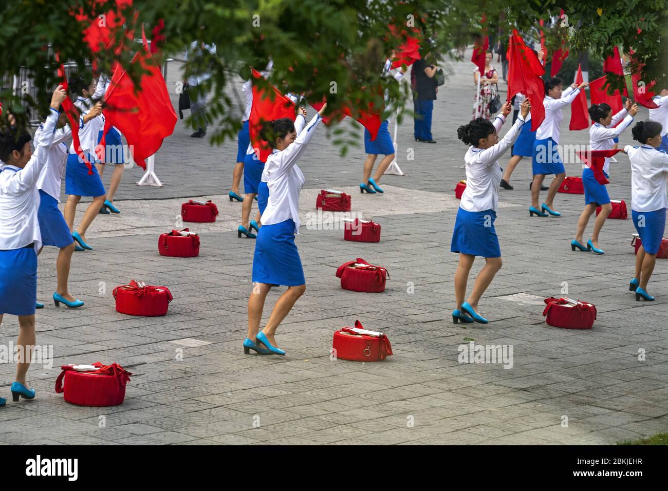 Corea del Norte, Pyongyang, mujeres sin empleo que animan a la gente que trabaja Foto de stock