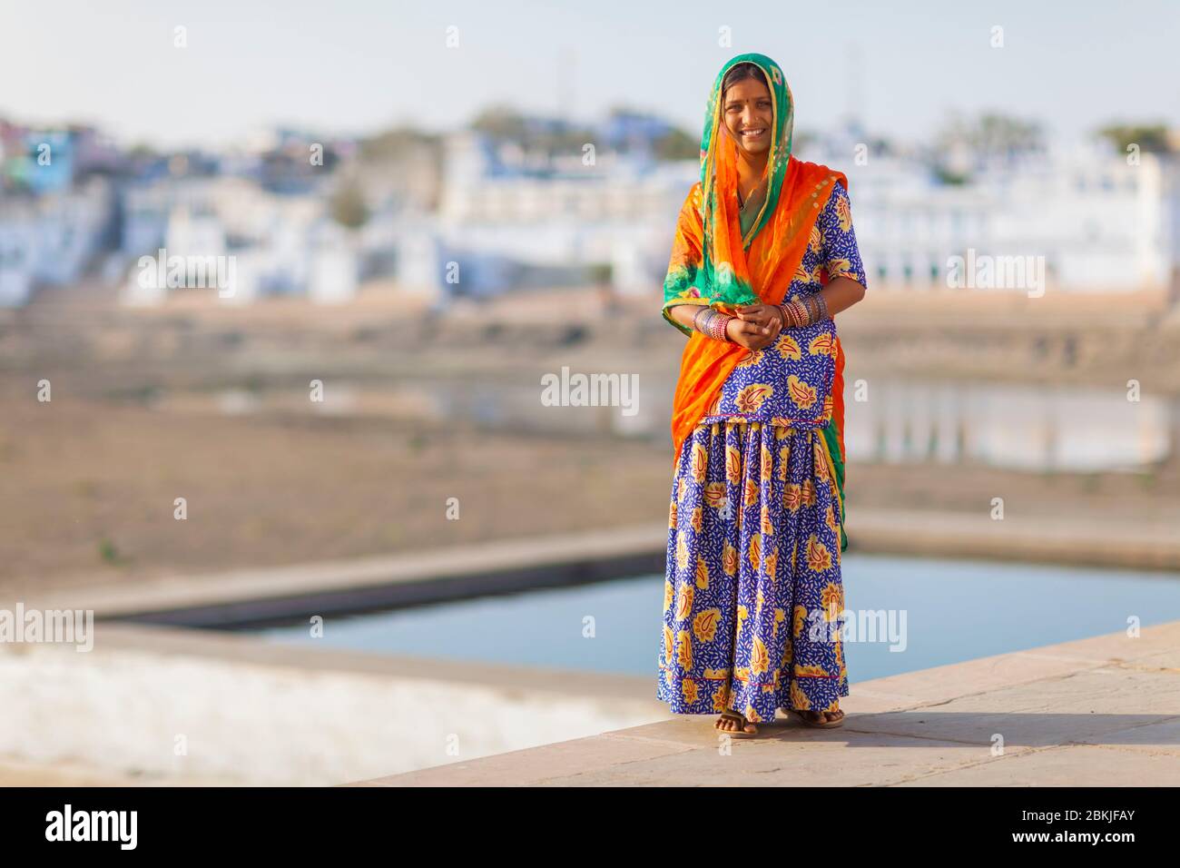 India, Rajasthan, Pushkar, retrato completo de la joven cantante Bhopa Rajuri Foto de stock