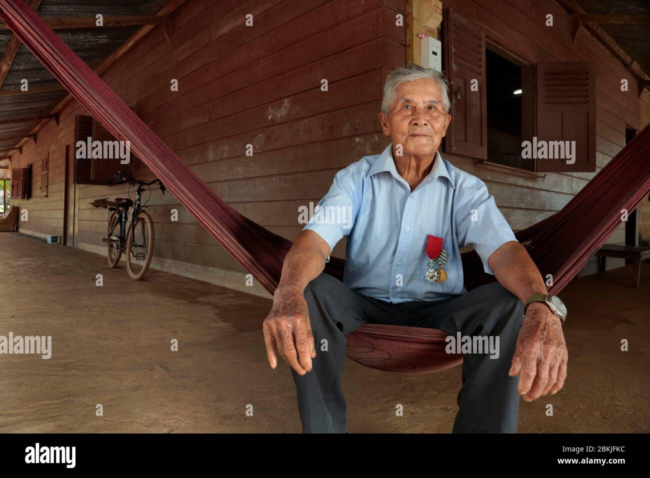 Francia, Guyana, Cacao, retrato de uno de los últimos veteranos de Hmong, Moise Mousa Txong Fong, de 97 años de edad en su casa, y con orgullo llevar la Legión de honor Foto de stock