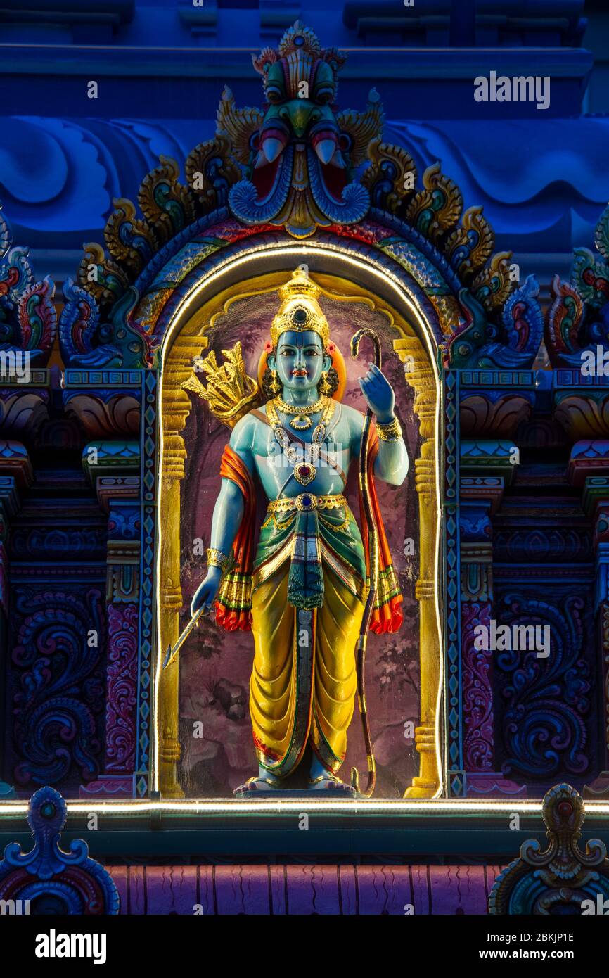 Una imagen nocturna de una deidad India se iluminó mientras estaba de pie en un arco. Foto de stock