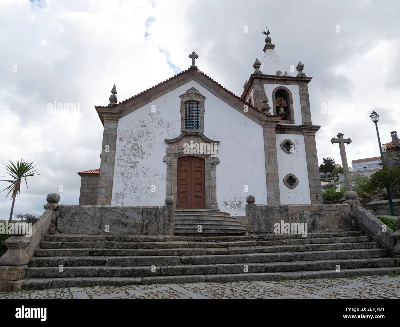 Iglesia de Igreja de Nossa Senhora da Assunção en Linhares da Beira, Portugal, Europa Foto de stock