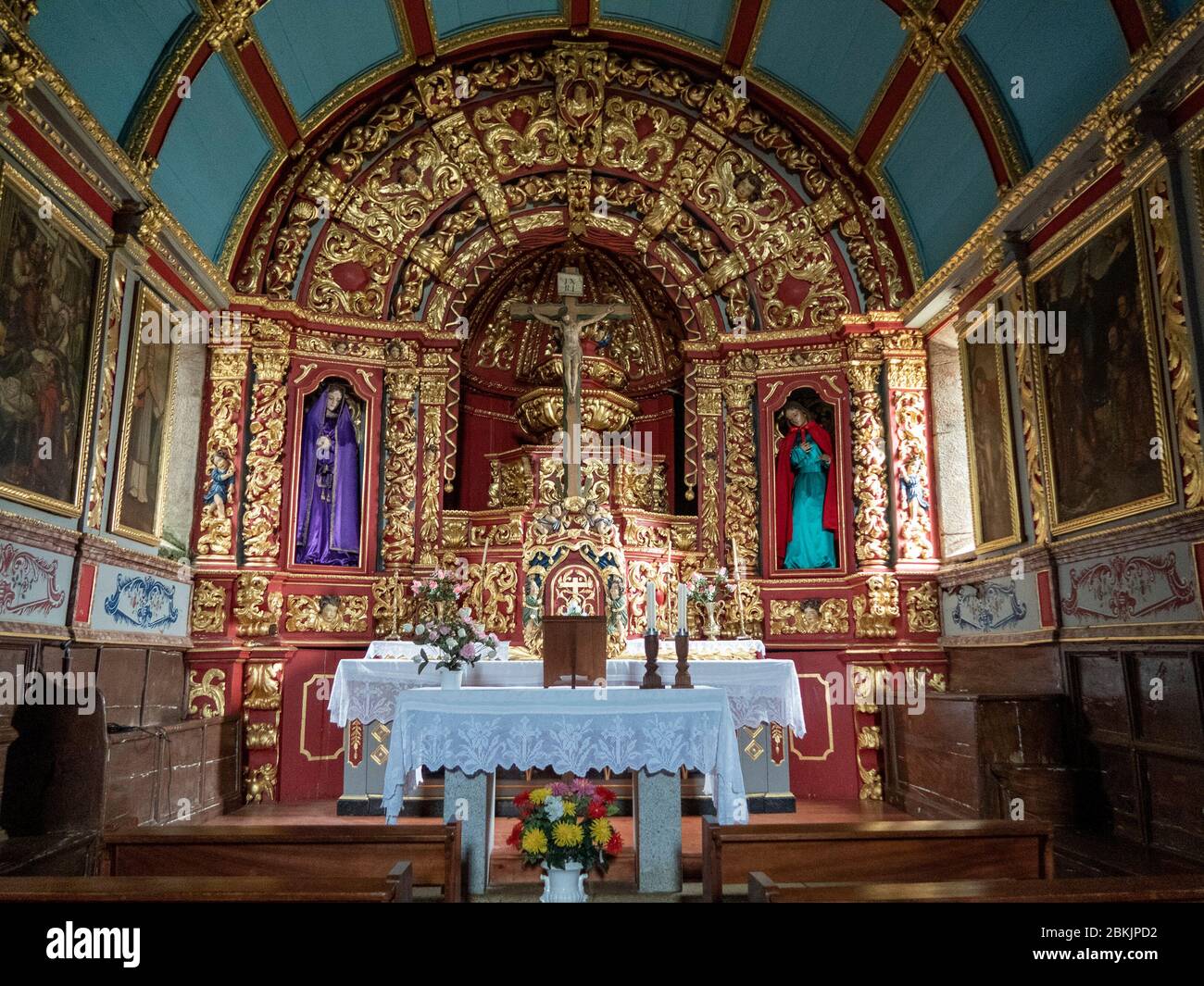 Altar de la iglesia de Igreja de Nossa Senhora da Assunção en Linhares da Beira, Portugal, Europa Foto de stock