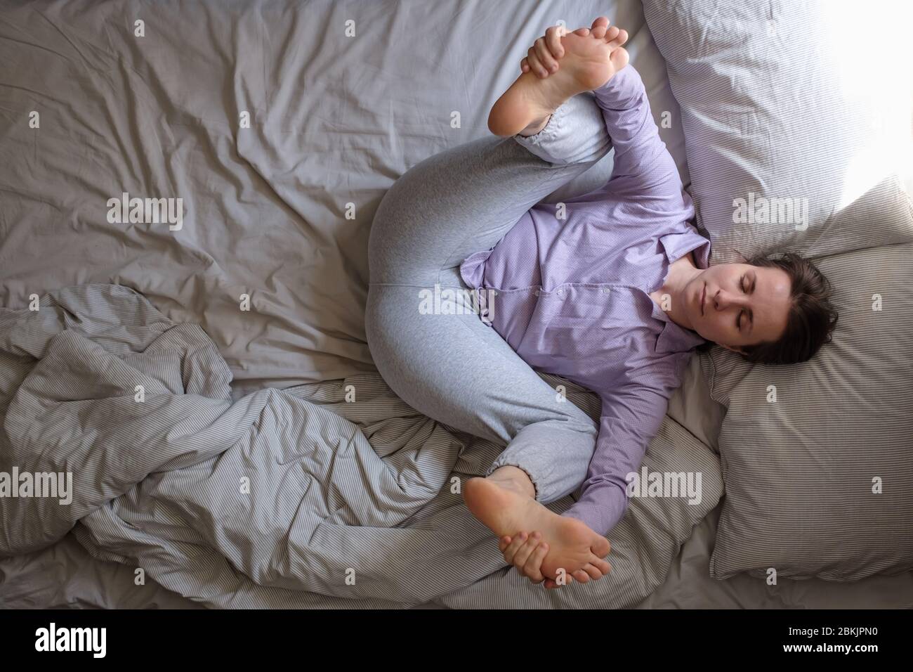 Mujer Practicando Yoga Haciendo Postura De Insecto Muerto De Bebe Feliz Ananda Balasana Fotografia De Stock Alamy