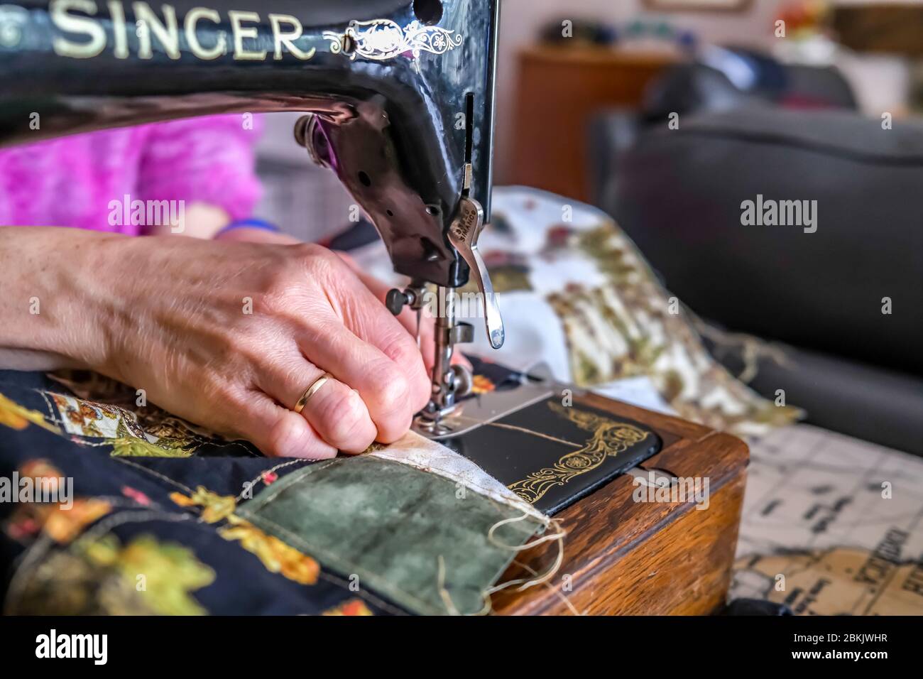 4 material de costura marinera inidentificable con una máquina de coser  tradicional y a la antigua mano Singer Fotografía de stock - Alamy