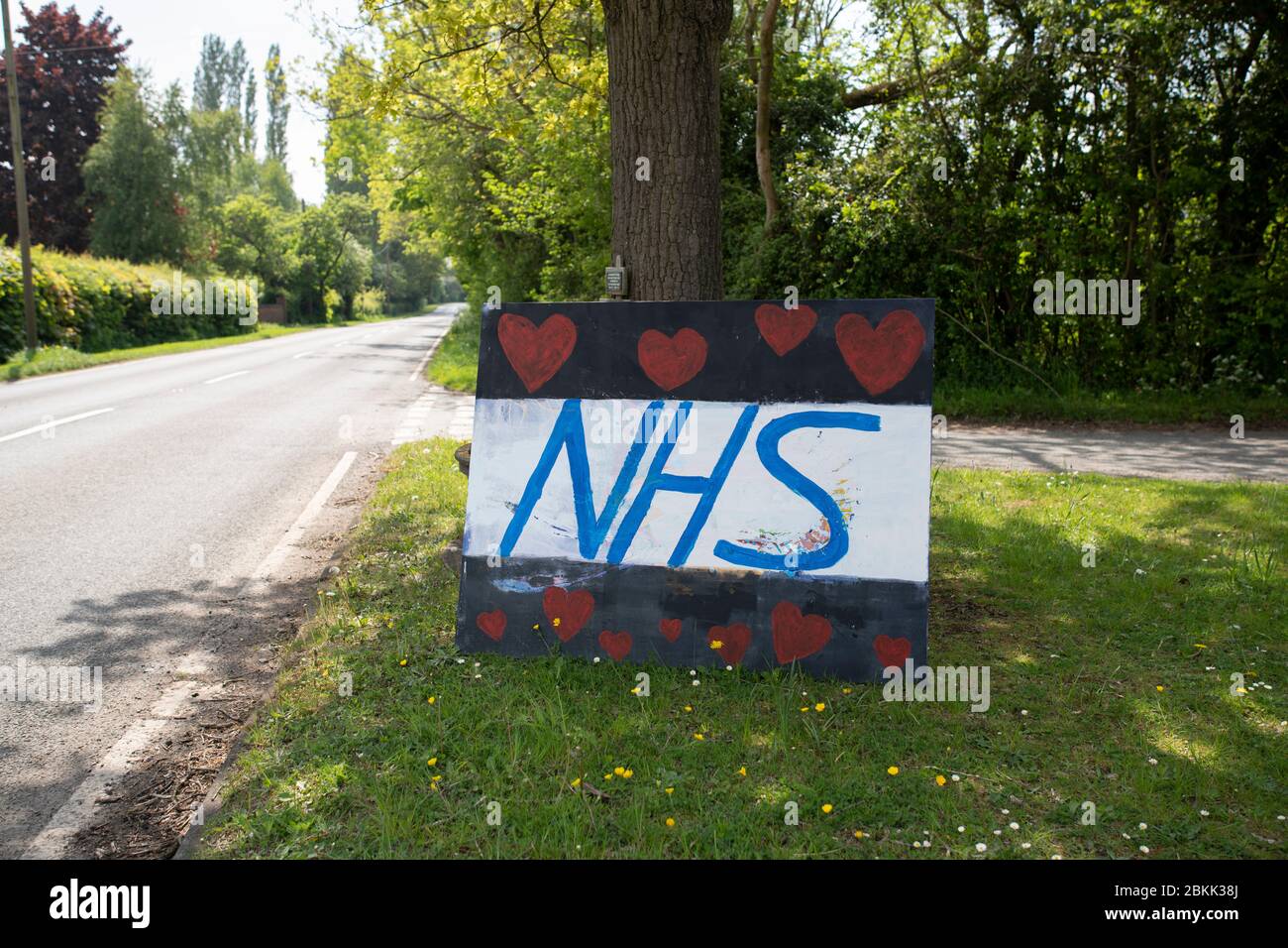 Un cartel que apoya el NHS al lado de la carretera en Holberrow Green, Worcestershire, Reino Unido Foto de stock