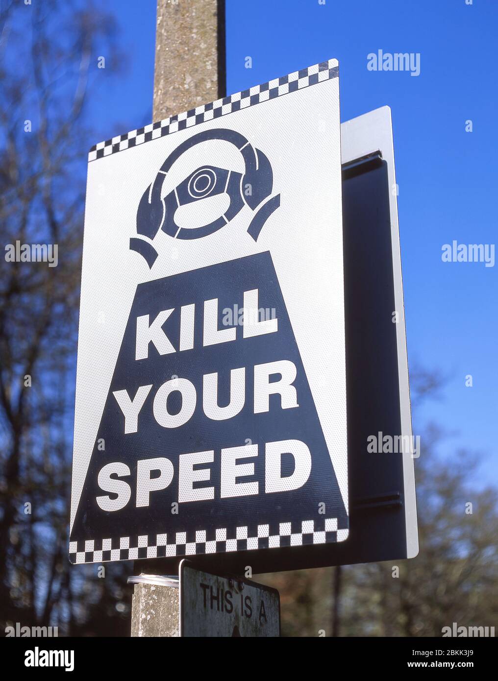 Señal de tráfico "Kill Your Speed", Berkshire, Inglaterra, Reino Unido Foto de stock