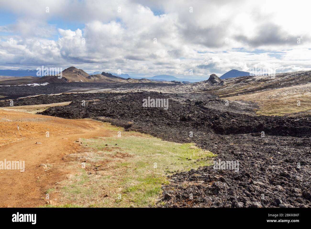 Contraste de la zona intacta por un flujo de lava reciente (últimos 30 años) (mirando al sur) en la zona volcánica de Kraflla cerca de Mývatn, Islandia. Foto de stock