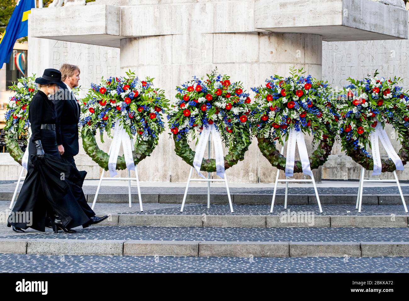 Amsterdam, países Bajos. 4 de mayo de 2020. AMSTERDAM - el rey Willem-Alexander y la reina Maxima de los países Bajos asisten a la ceremonia de recuerdo nacional en la presa de Amsterdam, Holanda, el 4 de mayo de 2020. Debido a la crisis de Corona, la ceremonia no tuvo audiencia ni invitados. Crédito: Patrick van Katwijk/ |/dpa/Alamy Live News Foto de stock