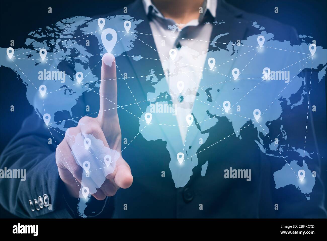 Businessman utilizando el mapa de negocios mundial en el tablero interactivo Foto de stock
