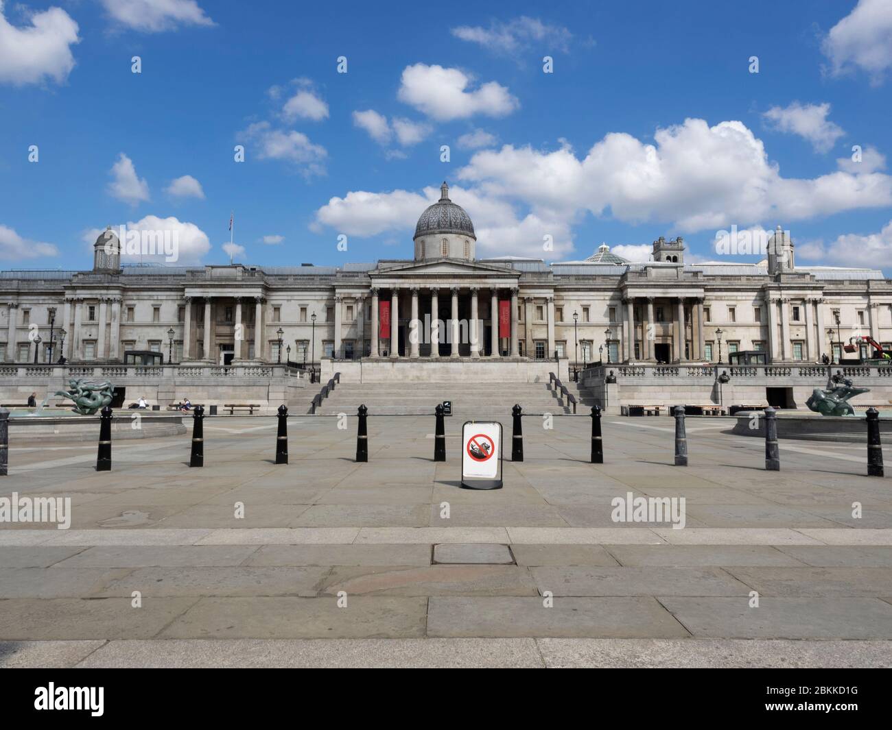 Londres. REINO UNIDO. 4 de mayo de 2020 a las 11:00 h. Amplio ángulo de visión de Trafalgar Square y la Galería Nacional durante el brote. Foto de stock
