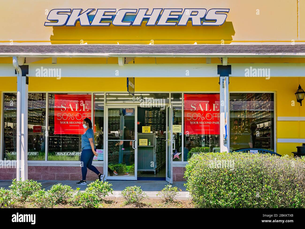 Pareja Buen sentimiento sucesor Skechers outlet fotografías e imágenes de alta resolución - Alamy