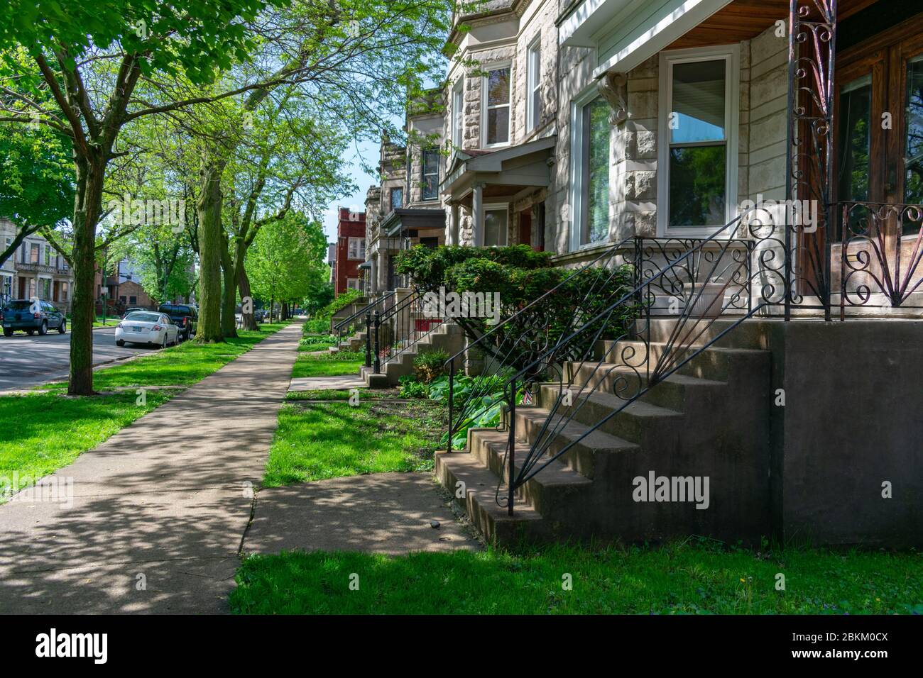 Fila de casas antiguas en Logan Square Chicago con escaleras Fotografía de  stock - Alamy