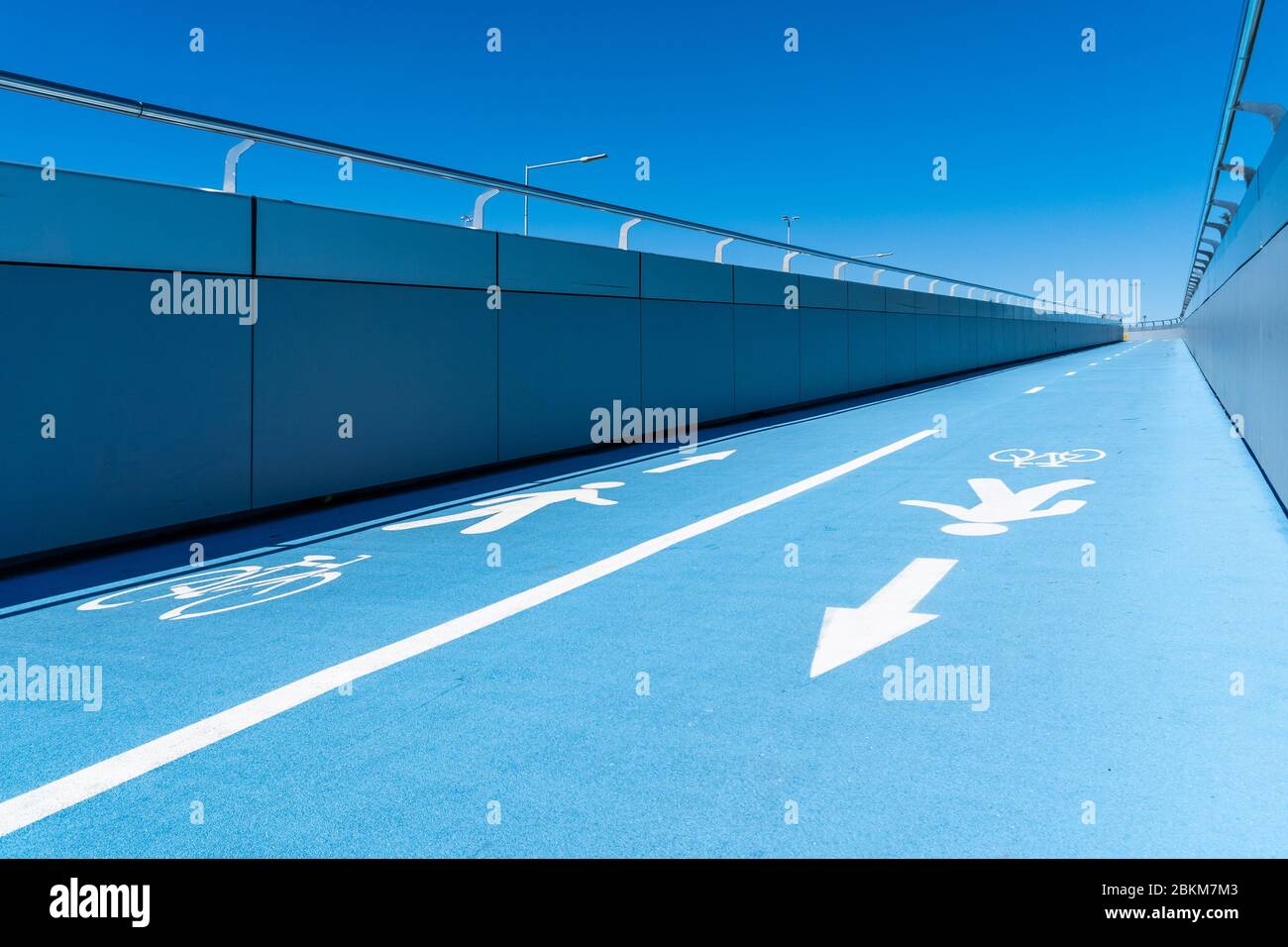 Un sendero para bicicletas azul en el aeropuerto de Sydney contra un cielo azul Foto de stock