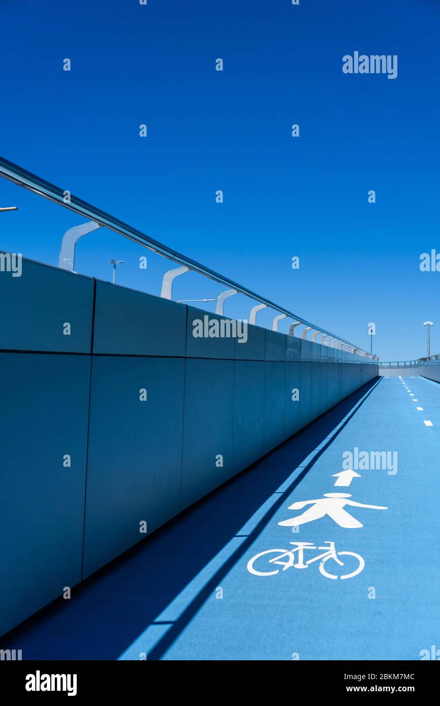 Un sendero para bicicletas azul en el aeropuerto de Sydney contra un cielo azul Foto de stock