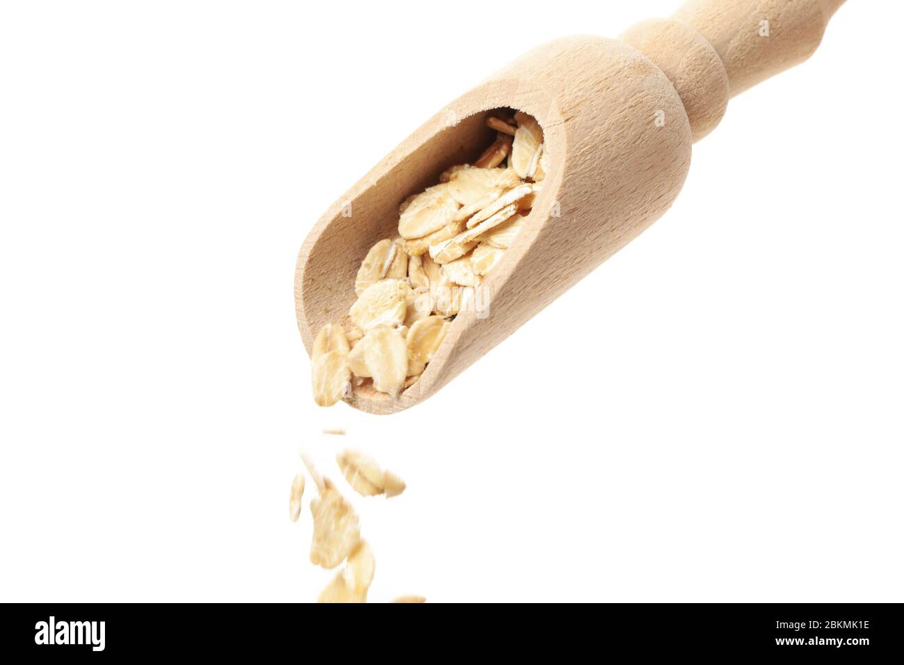 Cuchara con copos de avena aislados sobre fondo blanco Foto de stock