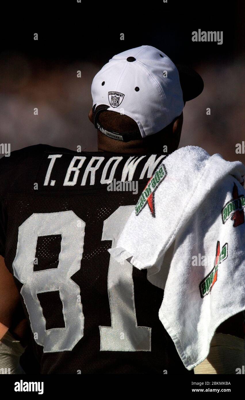 Oaklland, Estados Unidos. 14 de diciembre de 2003. Oakland Raiders recibe  Tim Brown en la banda usando el sombrero Reebok Sharktooth y la toalla  Gatorade en el hombro durante la victoria de