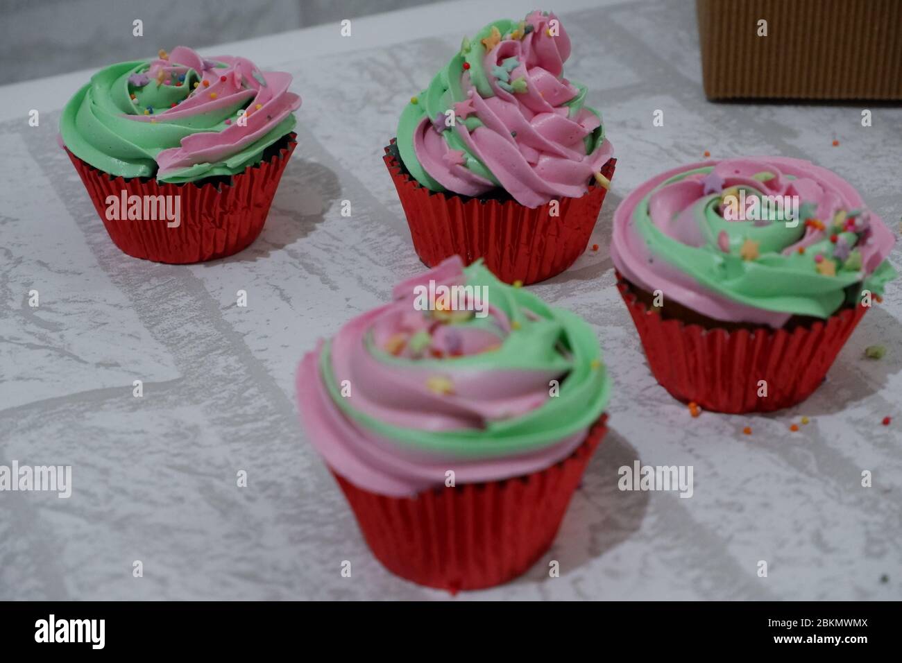 grupo de cupcakes, de dos tonos, rosa y verde claro para el frunce de la cubierta Foto de stock