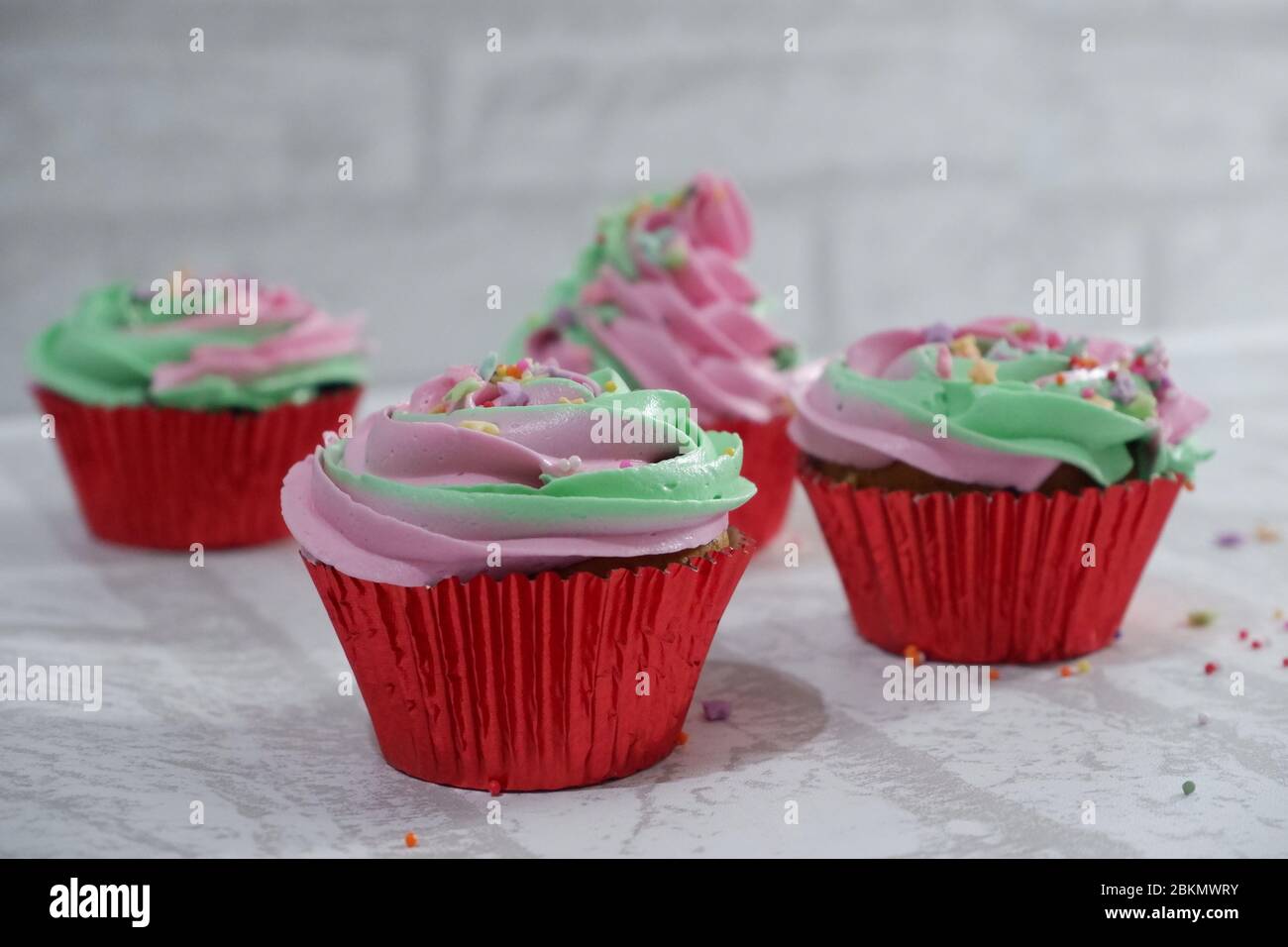 grupo de cupcakes, de dos tonos, rosa y verde claro para el frunce de la cubierta Foto de stock