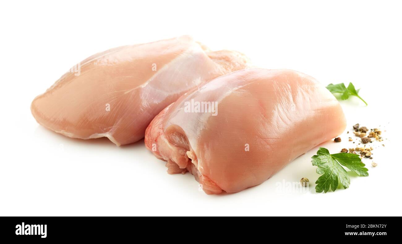 carne fresca de jamón de pollo sin hueso cruda y sin piel aislada sobre fondo blanco Foto de stock