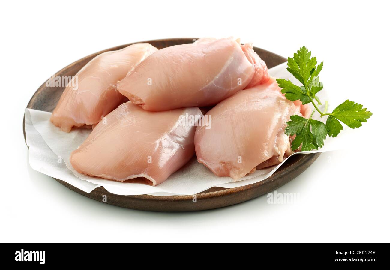 carne fresca de jamón de pollo sin hueso cruda y sin piel aislada sobre fondo blanco Foto de stock
