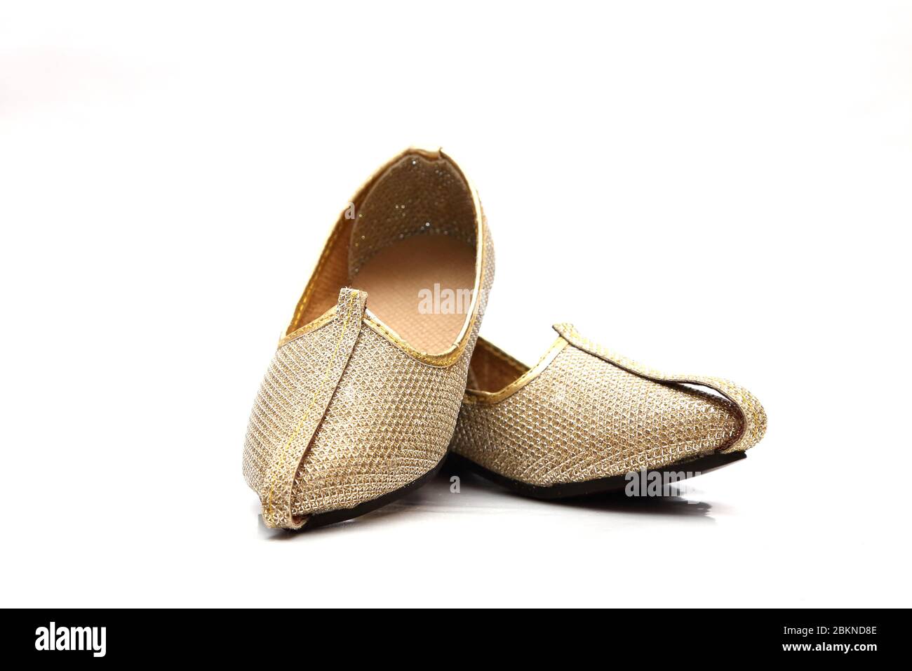 Zapatos tradicionales o jutis para el novio indio Foto de stock
