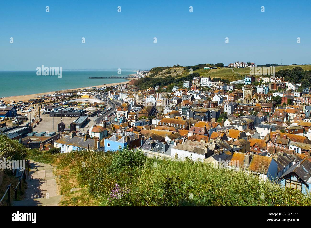 Casco antiguo de Hastings, en la costa este de Sussex, Gran Bretaña, mirando al oeste de East Hill Foto de stock