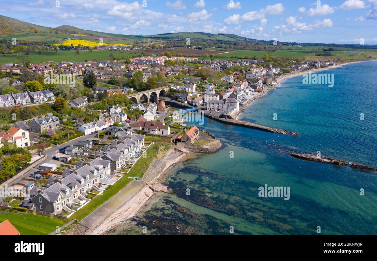 Vista aérea del pueblo de Lower largo en Fife, durante el cierre de la covid-19, Escocia, Reino Unido Foto de stock